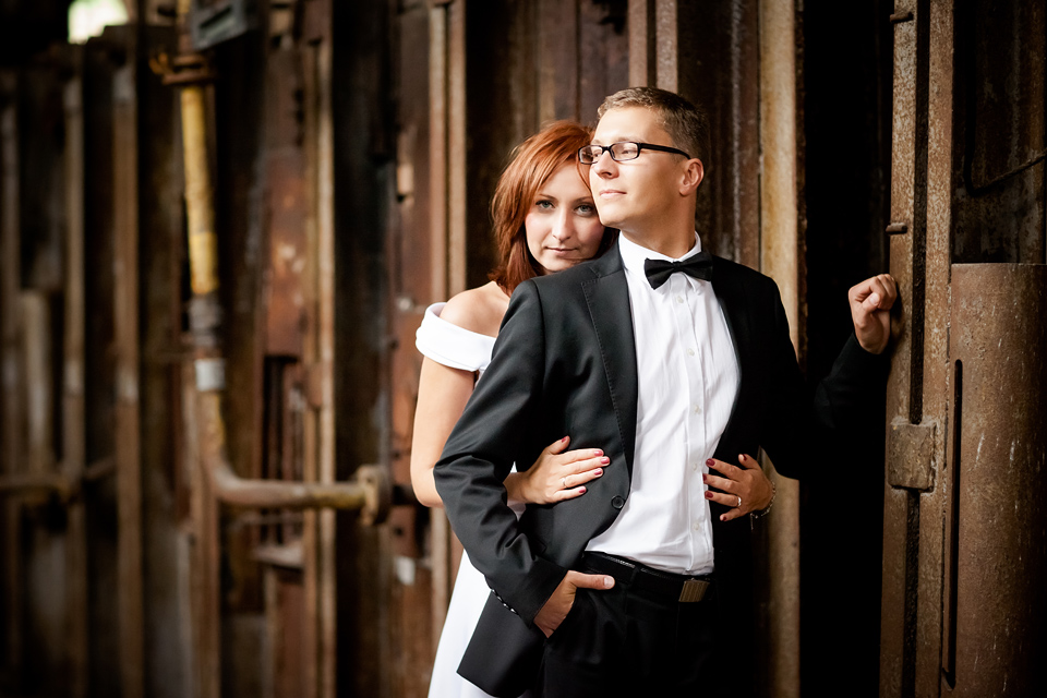 industrialna sesja slubna w walcowni plener ślubny w fabryce, sesja slubna w walcowni, industrialna sesja slubna, zdjecia slubne katowice, fotografia ślubna śląsk, fotografia ślubna kraków, dwóch fotograf na ślub, zdjęcia ślubne, fotograf ślubny bielsko, sesja slubna w katowicach miejska