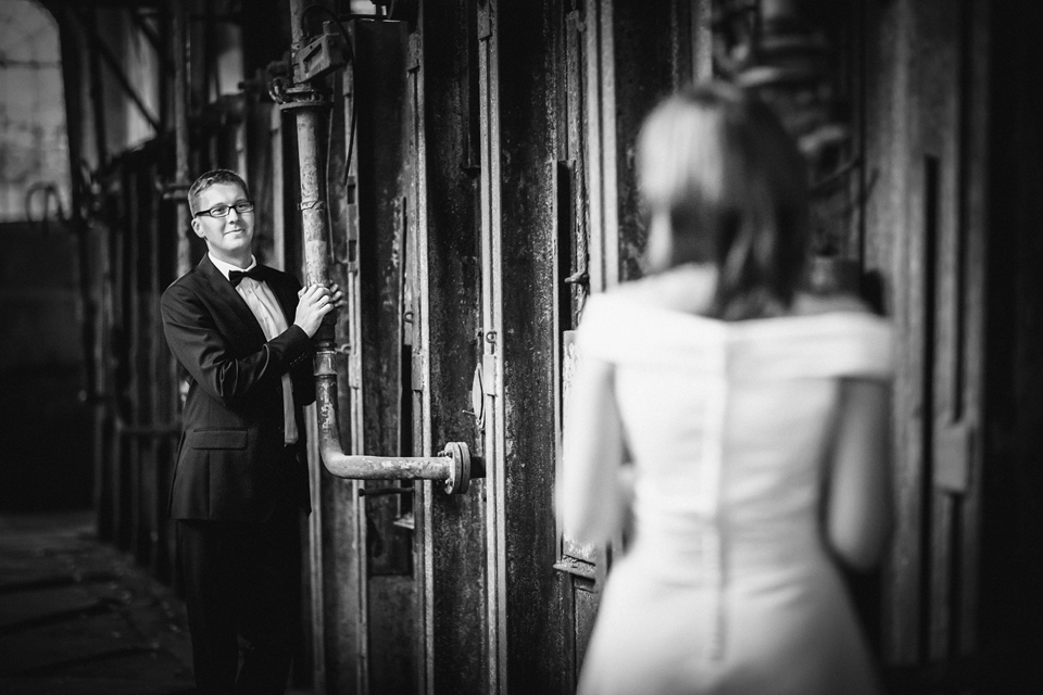 industrialna sesja slubna w walcowni plener ślubny w fabryce, sesja slubna w walcowni, industrialna sesja slubna, zdjecia slubne katowice, fotografia ślubna śląsk, fotografia ślubna kraków, dwóch fotograf na ślub, zdjęcia ślubne, fotograf ślubny bielsko, sesja slubna w katowicach miejska