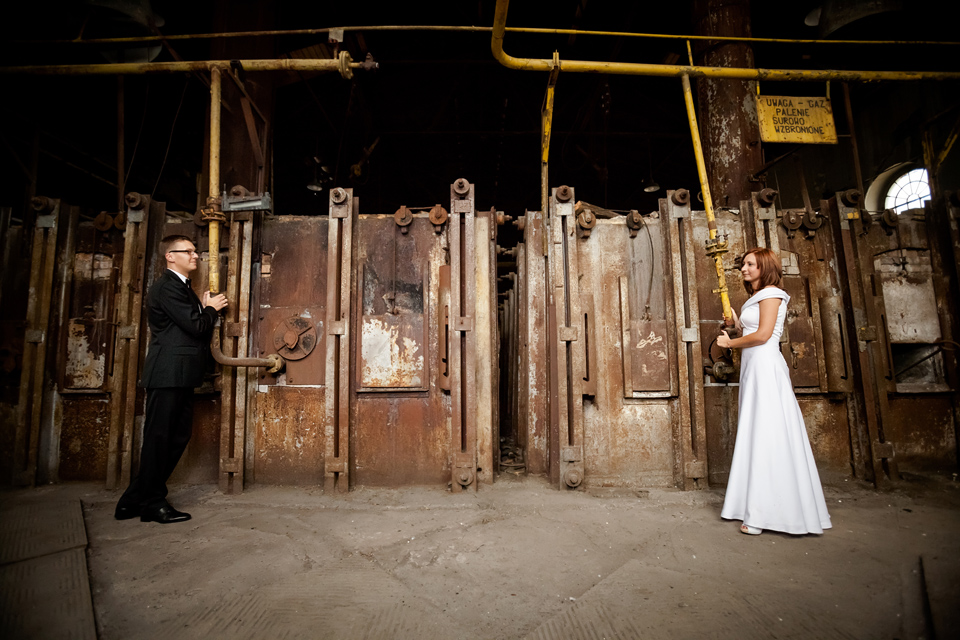industrialna sesja slubna w walcowni plener ślubny w fabryce, sesja slubna w walcowni, industrialna sesja slubna, zdjecia slubne katowice, fotografia ślubna śląsk, fotografia ślubna kraków, dwóch fotograf na ślub, zdjęcia ślubne, fotograf ślubny bielsko, sesja slubna w katowicach miejska