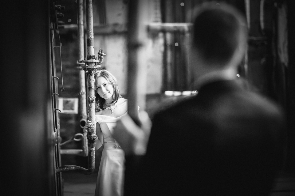 industrialna sesja slubna w walcowni plener ślubny w fabryce, sesja slubna w walcowni, industrialna sesja slubna, zdjecia slubne katowice, fotografia ślubna śląsk, fotografia ślubna kraków, dwóch fotograf na ślub, zdjęcia ślubne, fotograf ślubny bielsko, sesja slubna w katowicach miejska