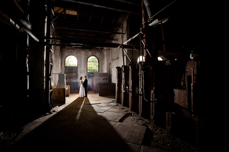 industrialna sesja slubna w walcowni plener ślubny w fabryce, sesja slubna w walcowni, industrialna sesja slubna, zdjecia slubne katowice, fotografia ślubna śląsk, fotografia ślubna kraków, dwóch fotograf na ślub, zdjęcia ślubne, fotograf ślubny bielsko, sesja slubna w katowicach miejska