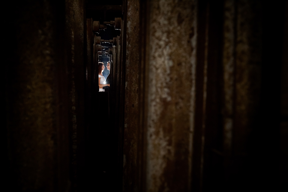 industrialna sesja slubna w walcowni plener ślubny w fabryce, sesja slubna w walcowni, industrialna sesja slubna, zdjecia slubne katowice, fotografia ślubna śląsk, fotografia ślubna kraków, dwóch fotograf na ślub, zdjęcia ślubne, fotograf ślubny bielsko, sesja slubna w katowicach miejska