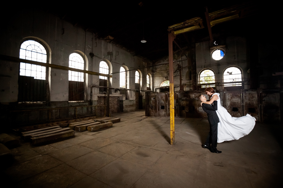 industrialna sesja slubna w walcowni plener ślubny w fabryce, sesja slubna w walcowni, industrialna sesja slubna, zdjecia slubne katowice, fotografia ślubna śląsk, fotografia ślubna kraków, dwóch fotograf na ślub, zdjęcia ślubne, fotograf ślubny bielsko, sesja slubna w katowicach miejska