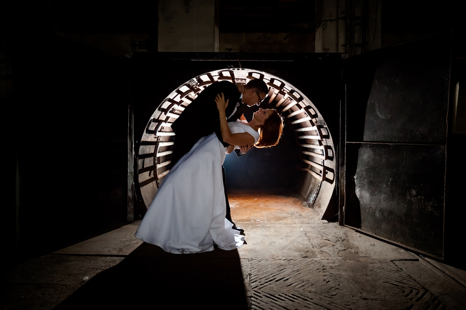 industrialna sesja slubna w walcowni plener ślubny w fabryce, sesja slubna w walcowni, industrialna sesja slubna, zdjecia slubne katowice, fotografia ślubna śląsk, fotografia ślubna kraków, dwóch fotograf na ślub, zdjęcia ślubne, fotograf ślubny bielsko, sesja slubna w katowicach miejska