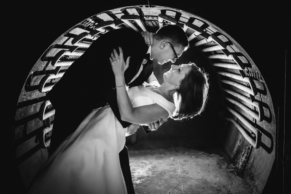 industrialna sesja slubna w walcowni plener ślubny w fabryce, sesja slubna w walcowni, industrialna sesja slubna, zdjecia slubne katowice, fotografia ślubna śląsk, fotografia ślubna kraków, dwóch fotograf na ślub, zdjęcia ślubne, fotograf ślubny bielsko, sesja slubna w katowicach miejska