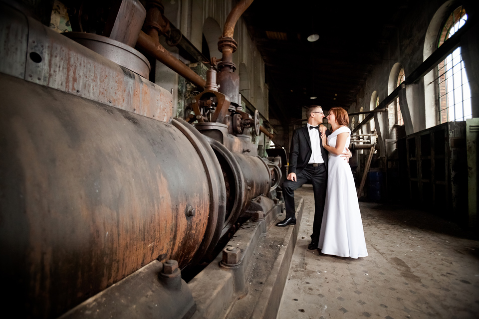 plener ślubny w fabryce, sesja slubna w walcowni, industrialna sesja slubna, zdjecia slubne katowice, fotografia ślubna śląsk, fotografia ślubna kraków, dwóch fotograf na ślub, zdjęcia ślubne, fotograf ślubny bielsko, sesja slubna w katowicach miejska