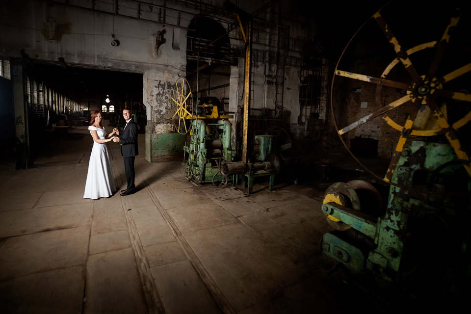 industrialna sesja slubna w walcowni plener ślubny w fabryce, sesja slubna w walcowni, industrialna sesja slubna, zdjecia slubne katowice, fotografia ślubna śląsk, fotografia ślubna kraków, dwóch fotograf na ślub, zdjęcia ślubne, fotograf ślubny bielsko, sesja slubna w katowicach miejska