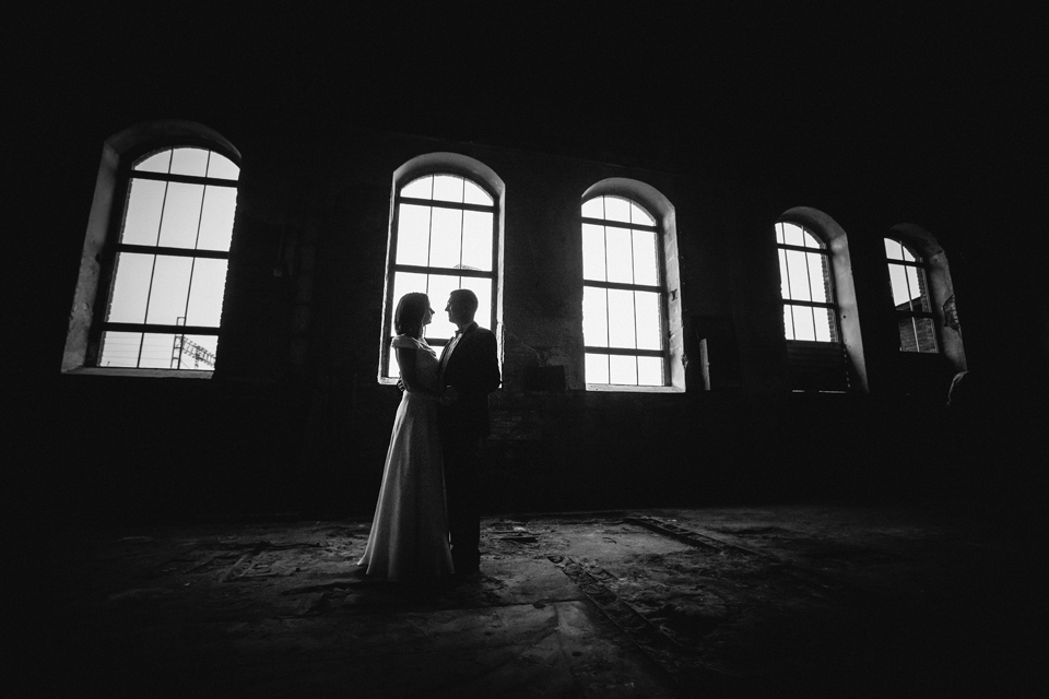 industrialna sesja slubna w walcowni plener ślubny w fabryce, sesja slubna w walcowni, industrialna sesja slubna, zdjecia slubne katowice, fotografia ślubna śląsk, fotografia ślubna kraków, dwóch fotograf na ślub, zdjęcia ślubne, fotograf ślubny bielsko, sesja slubna w katowicach miejska