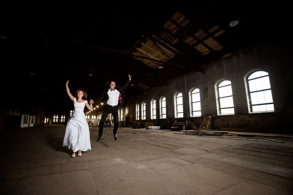 industrialna sesja slubna w walcowni plener ślubny w fabryce, sesja slubna w walcowni, industrialna sesja slubna, zdjecia slubne katowice, fotografia ślubna śląsk, fotografia ślubna kraków, dwóch fotograf na ślub, zdjęcia ślubne, fotograf ślubny bielsko, sesja slubna w katowicach miejska