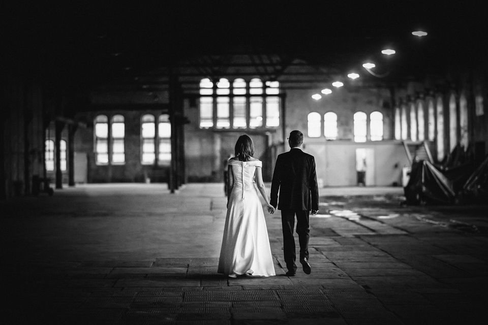industrialna sesja slubna w walcowni plener ślubny w fabryce, sesja slubna w walcowni, industrialna sesja slubna, zdjecia slubne katowice, fotografia ślubna śląsk, fotografia ślubna kraków, dwóch fotograf na ślub, zdjęcia ślubne, fotograf ślubny bielsko, sesja slubna w katowicach miejska