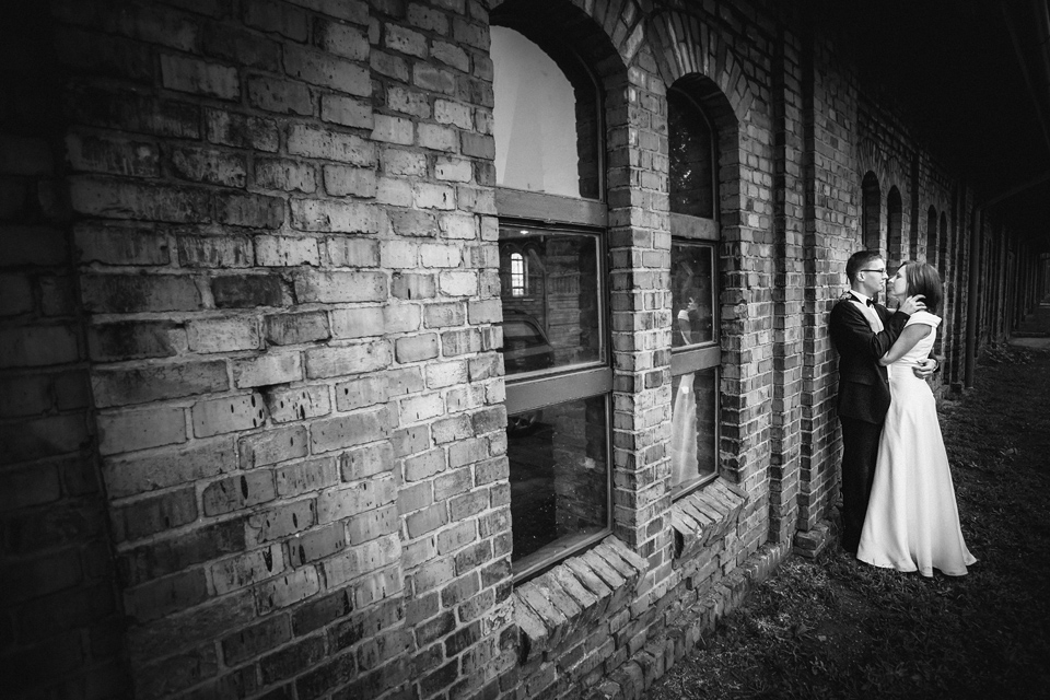 industrialna sesja slubna w walcowni plener ślubny w fabryce, sesja slubna w walcowni, industrialna sesja slubna, zdjecia slubne katowice, fotografia ślubna śląsk, fotografia ślubna kraków, dwóch fotograf na ślub, zdjęcia ślubne, fotograf ślubny bielsko, sesja slubna w katowicach miejska