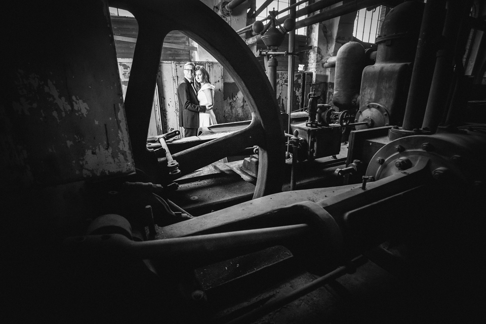 industrialna sesja slubna w walcowni plener ślubny w fabryce, sesja slubna w walcowni, industrialna sesja slubna, zdjecia slubne katowice, fotografia ślubna śląsk, fotografia ślubna kraków, dwóch fotograf na ślub, zdjęcia ślubne, fotograf ślubny bielsko, sesja slubna w katowicach miejska