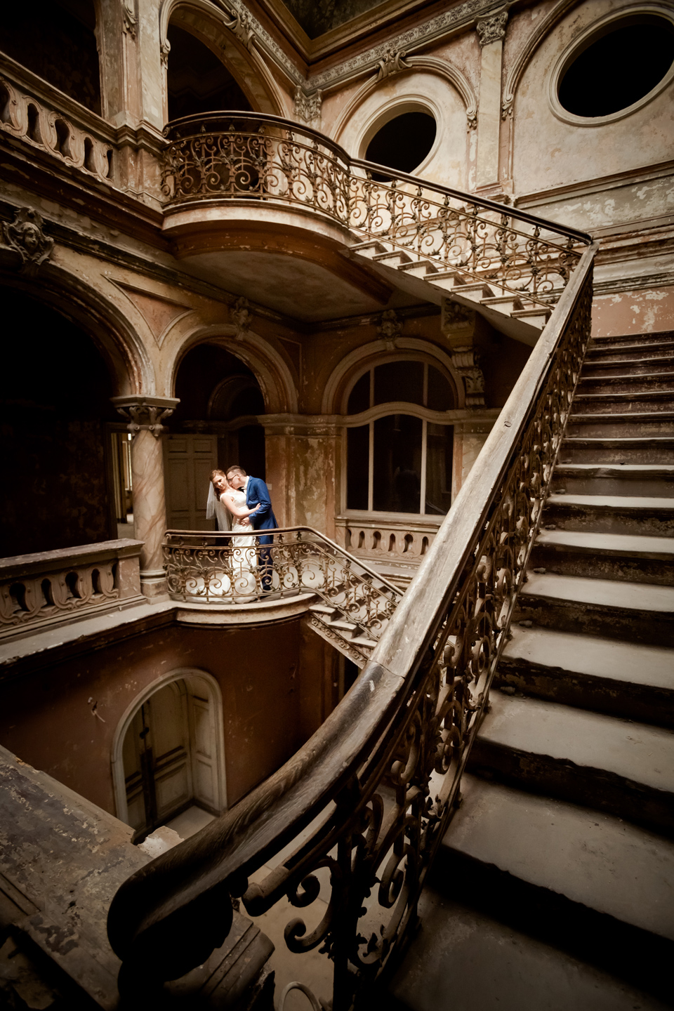 sesja slubna w starym palacu plener ślubny w palacu, sesja slubna w opuszczonym palacu, klimatyczna sesja slubna, sesja slubna w starym palacu, zdjecia slubne w krowiarkach, plener slubny w krowiarkach, fotografia ślubna śląsk, fotografia ślubna kraków, dwóch fotograf na ślub, zdjęcia ślubne, fotograf ślubny bielsko
