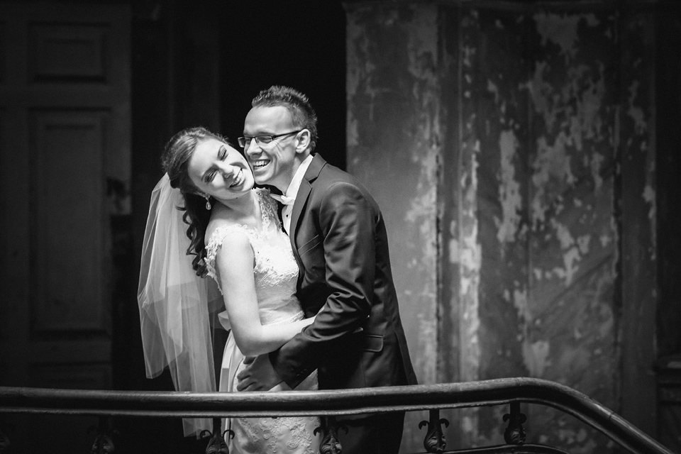 sesja slubna w starym palacu plener ślubny w palacu, sesja slubna w opuszczonym palacu, klimatyczna sesja slubna, sesja slubna w starym palacu, zdjecia slubne w krowiarkach, plener slubny w krowiarkach, fotografia ślubna śląsk, fotografia ślubna kraków, dwóch fotograf na ślub, zdjęcia ślubne, fotograf ślubny bielsko