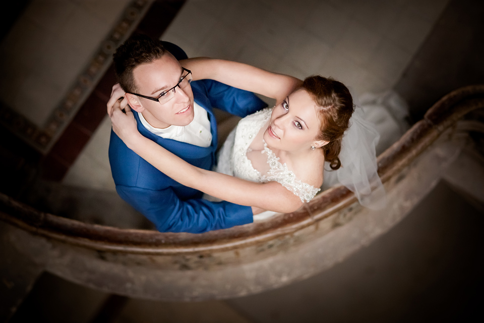 sesja slubna w starym palacu plener ślubny w palacu, sesja slubna w opuszczonym palacu, klimatyczna sesja slubna, sesja slubna w starym palacu, zdjecia slubne w krowiarkach, plener slubny w krowiarkach, fotografia ślubna śląsk, fotografia ślubna kraków, dwóch fotograf na ślub, zdjęcia ślubne, fotograf ślubny bielsko