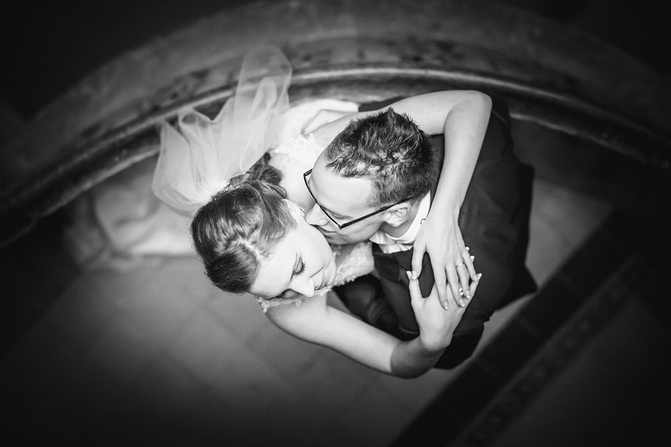 sesja slubna w starym palacu plener ślubny w palacu, sesja slubna w opuszczonym palacu, klimatyczna sesja slubna, sesja slubna w starym palacu, zdjecia slubne w krowiarkach, plener slubny w krowiarkach, fotografia ślubna śląsk, fotografia ślubna kraków, dwóch fotograf na ślub, zdjęcia ślubne, fotograf ślubny bielsko