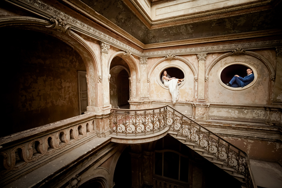 sesja slubna w starym palacu plener ślubny w palacu, sesja slubna w opuszczonym palacu, klimatyczna sesja slubna, sesja slubna w starym palacu, zdjecia slubne w krowiarkach, plener slubny w krowiarkach, fotografia ślubna śląsk, fotografia ślubna kraków, dwóch fotograf na ślub, zdjęcia ślubne, fotograf ślubny bielsko