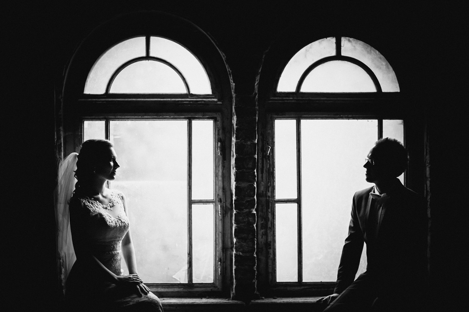 sesja slubna w starym palacu plener ślubny w palacu, sesja slubna w opuszczonym palacu, klimatyczna sesja slubna, sesja slubna w starym palacu, zdjecia slubne w krowiarkach, plener slubny w krowiarkach, fotografia ślubna śląsk, fotografia ślubna kraków, dwóch fotograf na ślub, zdjęcia ślubne, fotograf ślubny bielsko