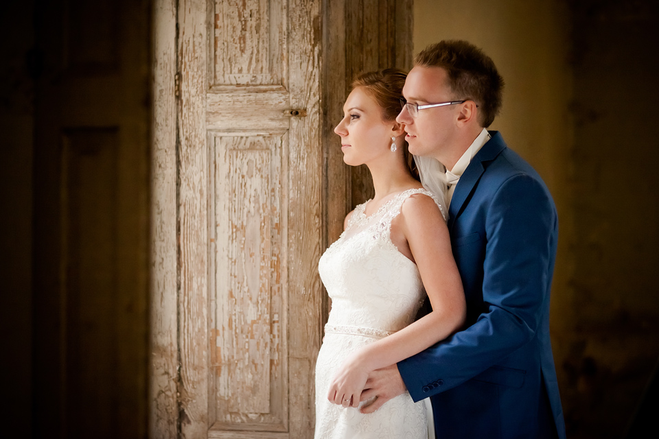 sesja slubna w starym palacu plener ślubny w palacu, sesja slubna w opuszczonym palacu, klimatyczna sesja slubna, sesja slubna w starym palacu, zdjecia slubne w krowiarkach, plener slubny w krowiarkach, fotografia ślubna śląsk, fotografia ślubna kraków, dwóch fotograf na ślub, zdjęcia ślubne, fotograf ślubny bielsko