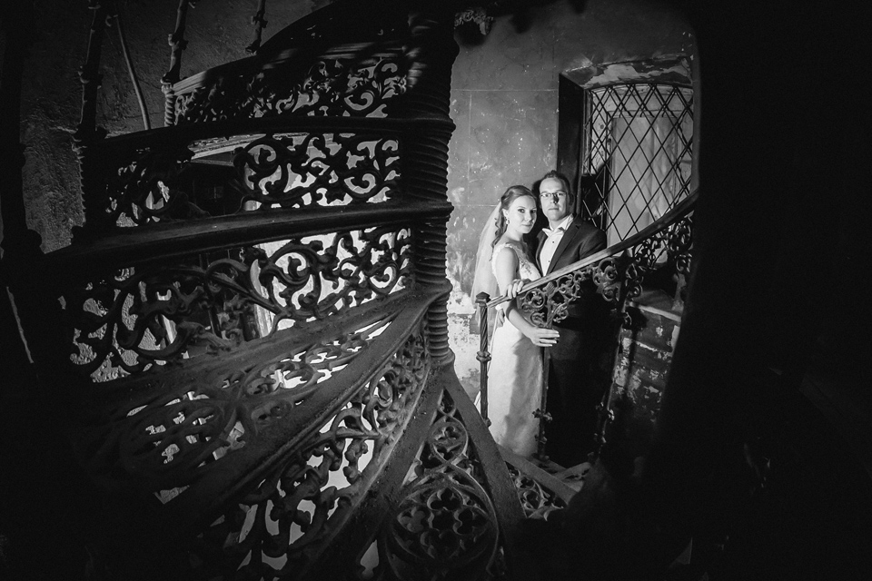 sesja slubna w starym palacu plener ślubny w palacu, sesja slubna w opuszczonym palacu, klimatyczna sesja slubna, sesja slubna w starym palacu, zdjecia slubne w krowiarkach, plener slubny w krowiarkach, fotografia ślubna śląsk, fotografia ślubna kraków, dwóch fotograf na ślub, zdjęcia ślubne, fotograf ślubny bielsko