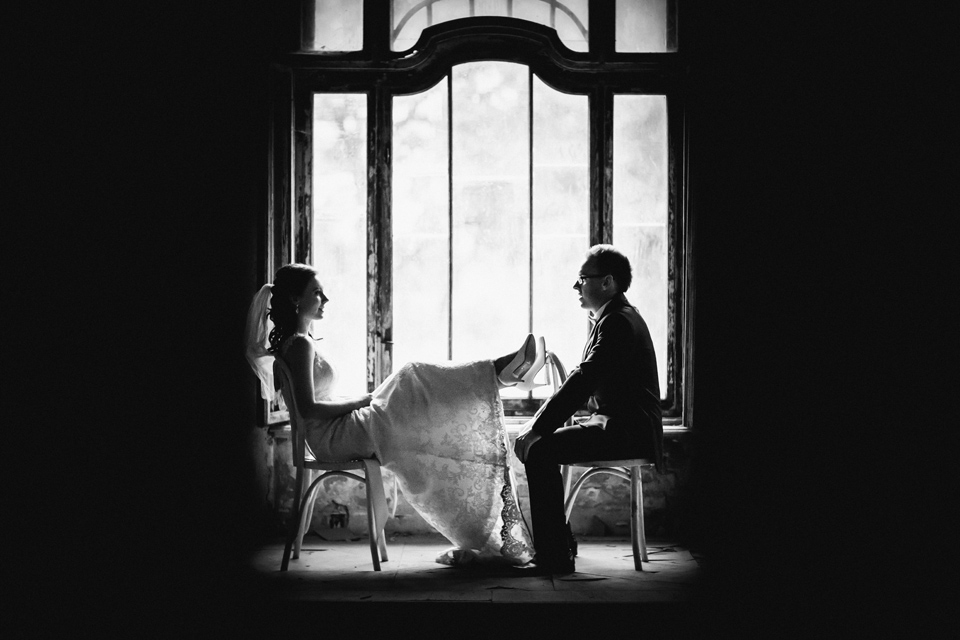 sesja slubna w starym palacu plener ślubny w palacu, sesja slubna w opuszczonym palacu, klimatyczna sesja slubna, sesja slubna w starym palacu, zdjecia slubne w krowiarkach, plener slubny w krowiarkach, fotografia ślubna śląsk, fotografia ślubna kraków, dwóch fotograf na ślub, zdjęcia ślubne, fotograf ślubny bielsko