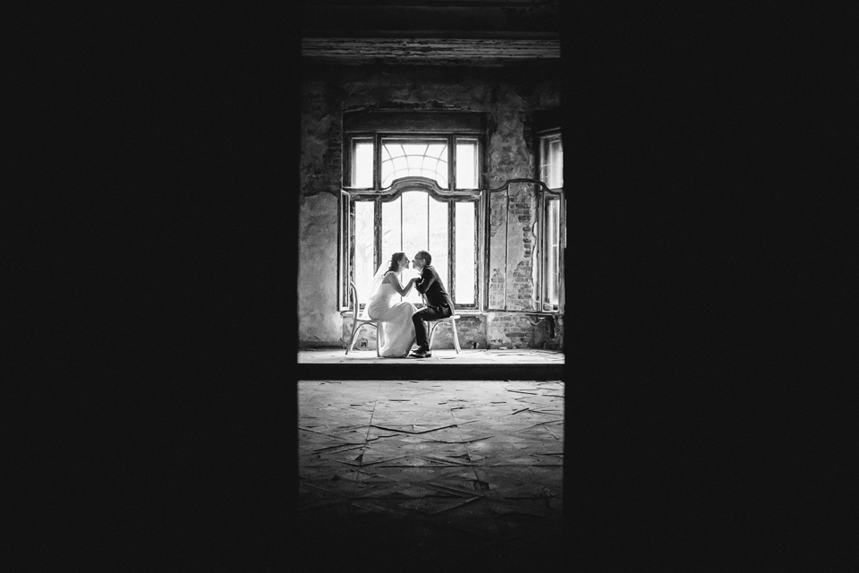 sesja slubna w starym palacu plener ślubny w palacu, sesja slubna w opuszczonym palacu, klimatyczna sesja slubna, sesja slubna w starym palacu, zdjecia slubne w krowiarkach, plener slubny w krowiarkach, fotografia ślubna śląsk, fotografia ślubna kraków, dwóch fotograf na ślub, zdjęcia ślubne, fotograf ślubny bielsko