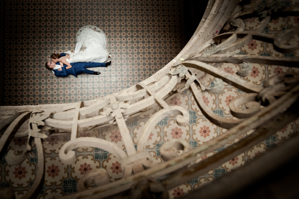 sesja slubna w starym palacu plener ślubny w palacu, sesja slubna w opuszczonym palacu, klimatyczna sesja slubna, sesja slubna w starym palacu, zdjecia slubne w krowiarkach, plener slubny w krowiarkach, fotografia ślubna śląsk, fotografia ślubna kraków, dwóch fotograf na ślub, zdjęcia ślubne, fotograf ślubny bielsko