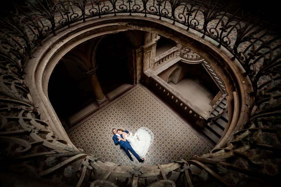 sesja slubna w starym palacu plener ślubny w palacu, sesja slubna w opuszczonym palacu, klimatyczna sesja slubna, sesja slubna w starym palacu, zdjecia slubne w krowiarkach, plener slubny w krowiarkach, fotografia ślubna śląsk, fotografia ślubna kraków, dwóch fotograf na ślub, zdjęcia ślubne, fotograf ślubny bielsko