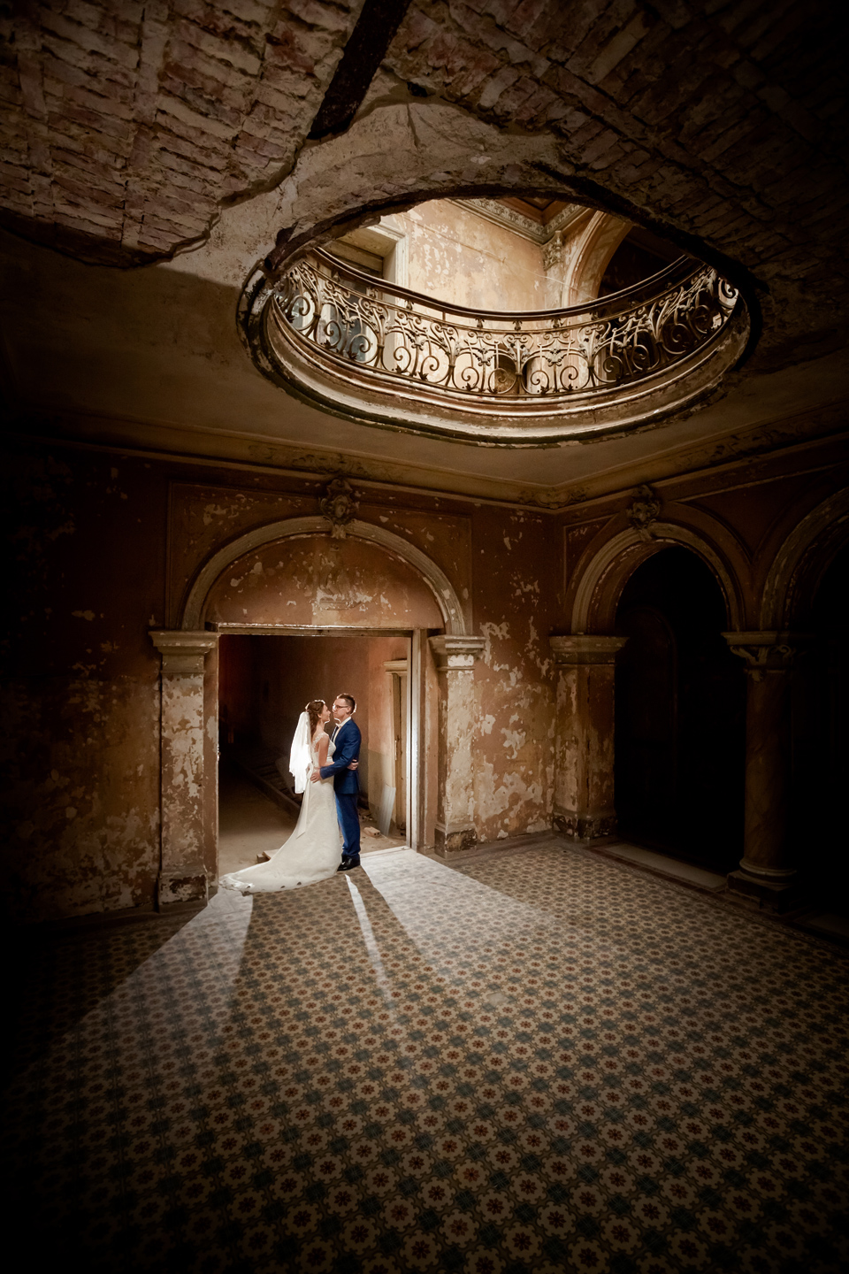 sesja slubna w starym palacu plener ślubny w palacu, sesja slubna w opuszczonym palacu, klimatyczna sesja slubna, sesja slubna w starym palacu, zdjecia slubne w krowiarkach, plener slubny w krowiarkach, fotografia ślubna śląsk, fotografia ślubna kraków, dwóch fotograf na ślub, zdjęcia ślubne, fotograf ślubny bielsko