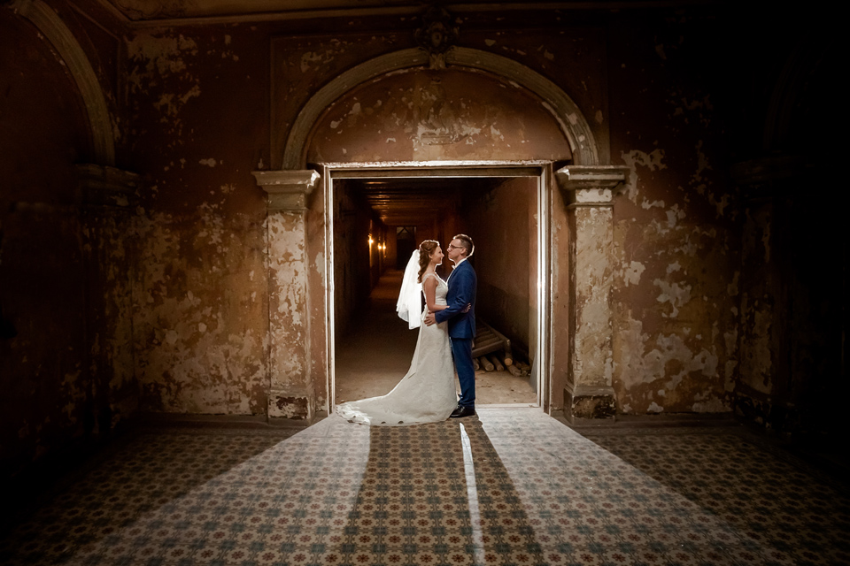 sesja slubna w starym palacu plener ślubny w palacu, sesja slubna w opuszczonym palacu, klimatyczna sesja slubna, sesja slubna w starym palacu, zdjecia slubne w krowiarkach, plener slubny w krowiarkach, fotografia ślubna śląsk, fotografia ślubna kraków, dwóch fotograf na ślub, zdjęcia ślubne, fotograf ślubny bielsko