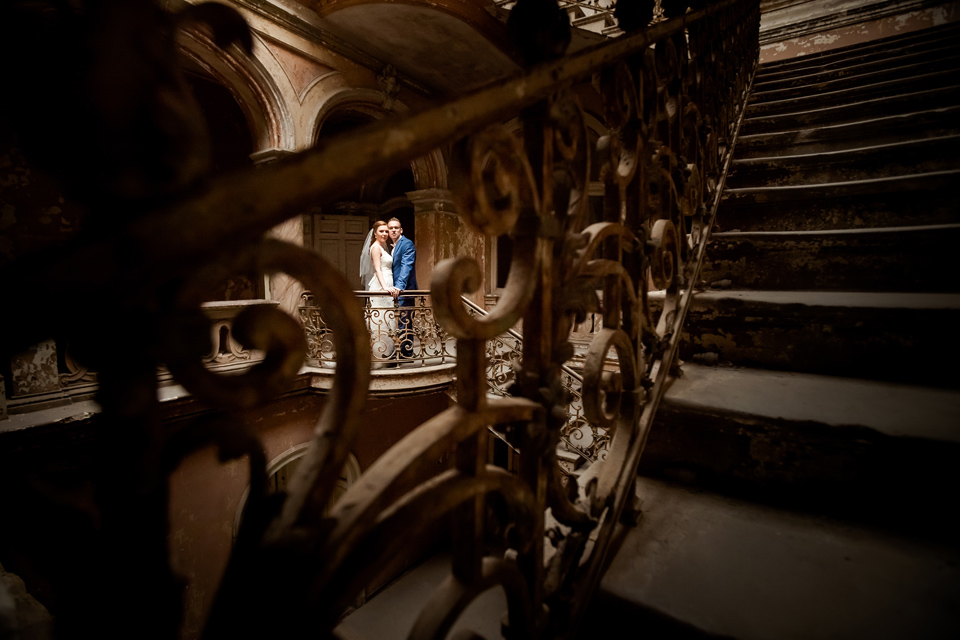 sesja slubna w starym palacu plener ślubny w palacu, sesja slubna w opuszczonym palacu, klimatyczna sesja slubna, sesja slubna w starym palacu, zdjecia slubne w krowiarkach, plener slubny w krowiarkach, fotografia ślubna śląsk, fotografia ślubna kraków, dwóch fotograf na ślub, zdjęcia ślubne, fotograf ślubny bielsko