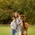 Jesienna sesja rodzinna z alpakami
www.magiaobrazu.com