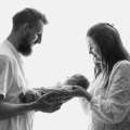 Piekna lifestylowa noworodkowa rodzinna sesja z rodzicami i Maluszkiem. Naturalne sesje noworodkowe w domu Pszczyna
www.magiaobrazu.com