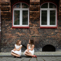 Piekna rodzinna sesja w miejskim klimacie. Sesja przyjaciółek na Nikiszowcu.
www.magiaobrazu.com