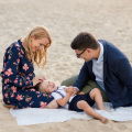 Piekna letnia dziecieca sesja na plaży, zdjecia rodzinne w plenerze
www.magiaobrazu.com