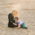 Piekna letnia dziecieca sesja na plaży, zdjecia rodzinne w plenerze
www.magiaobrazu.com Piekna letnia dziecieca sesja na plaży, zdjecia rodzinne w plenerze
www.magiaobrazu.com