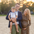 Piekna letnia dziecieca sesja na plaży, zdjecia rodzinne w plenerze
www.magiaobrazu.com