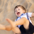 Piekna letnia dziecieca sesja na plaży, zdjecia rodzinne w plenerze
www.magiaobrazu.com