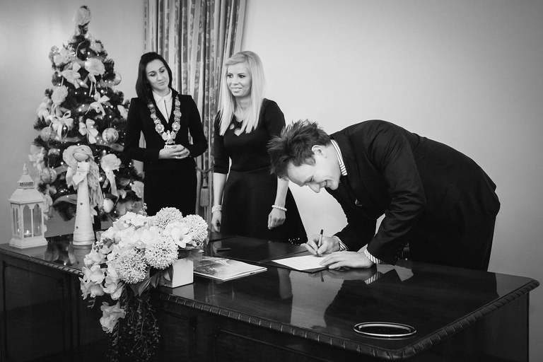 zimowy slub, zimowa sesja slubna, plener slubny w zimie, fotografia slubna, zdjecia slubne bielsko, fotograf slubny bielsko, www.magiaobrazu.com, zdjecia slubne bielsko, fotografia slubna slask, zdjecia slubne zywiec, fotograf cieszyn, dwoch fotografow na slub, zdjecia slubne slask, slub w USC w czechowicach, urzad stanu cywilnego czechowice,