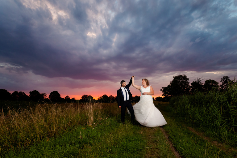 zdjecia slubne zywiec, romantyczny plener slubny, fotograf slubny bielsko, plener slubny w lesie slask, sesja slubna w lesie slask, plener slubny las slask, sesja slubna nad jeziorem slask, fotografia slubna slask, zdjecia slubne slask, fotografia slubna katowice, zdjecia slubne katowice, romantyczna sesja slubna slask, zdjecia slubne bielsko, fotografia slubna bielsko, oryginalny plener slubny, oryginalna sesja slubna, www.magiaobrazu.com, Anna i Jacek Bieniek,