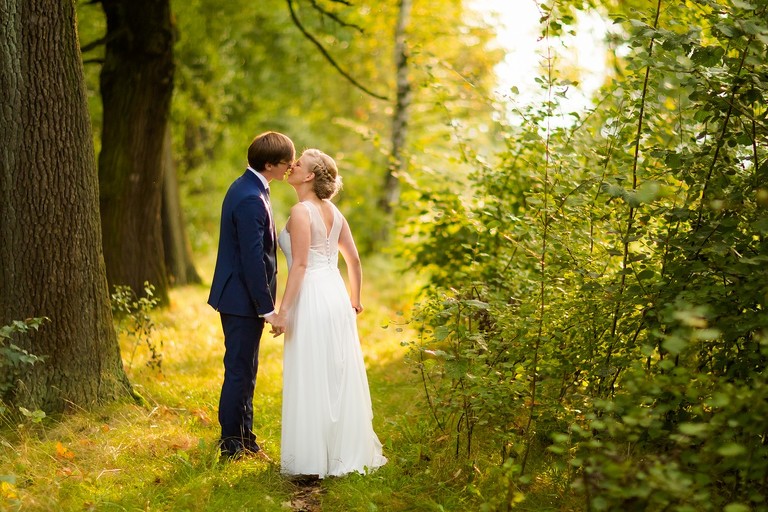 zdjecia slubne zywiec, romantyczny plener slubny, fotograf slubny bielsko, fotograf slubny bielsko, plener slubny w lesie slask, sesja slubna w lesie slask, plener slubny las slask, sesja slubna nad jeziorem slask, fotografia slubna slask, zdjecia slubne slask, fotografia slubna katowice, zdjecia slubne katowice, romantyczna sesja slubna slask, zdjecia slubne bielsko, fotografia slubna bielsko, oryginalny plener slubny, oryginalna sesja slubna, www.magiaobrazu.com, Anna i Jacek Bieniek,