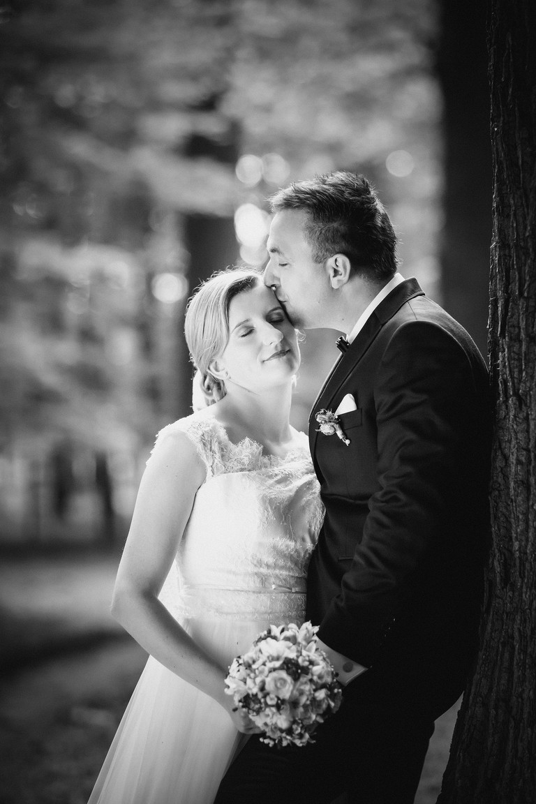 fotografia slubna slask, zdjecia slubne pszczyna, fotograf slubny pszczyna, zdjecia slubne slask, wesele markowy w pszczynie, slub w kosciele w jankowicach, zdjecia slubne katowice, dwoch fotografow na slub, fotografia slubna krakow, plener slubny w dniu slubu, sesja slubna w lesie