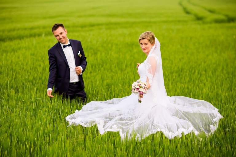 fotografia slubna slask, zdjecia slubne pszczyna, fotograf slubny pszczyna, zdjecia slubne slask, wesele markowy w pszczynie, slub w kosciele w jankowicach, zdjecia slubne katowice, dwoch fotografow na slub, fotografia slubna krakow, plener slubny w dniu slubu, sesja slubna w lesie