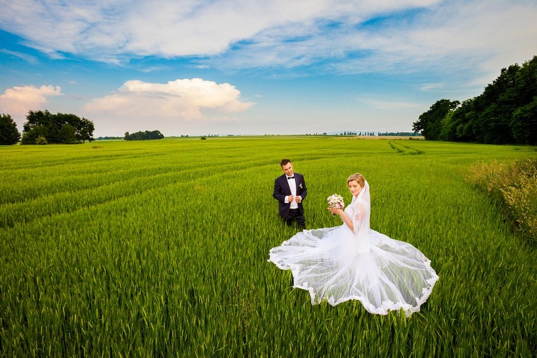 fotografia slubna slask, zdjecia slubne pszczyna, fotograf slubny pszczyna, zdjecia slubne slask, wesele markowy w pszczynie, slub w kosciele w jankowicach, zdjecia slubne katowice, dwoch fotografow na slub, fotografia slubna krakow, plener slubny w dniu slubu, sesja slubna w lesie