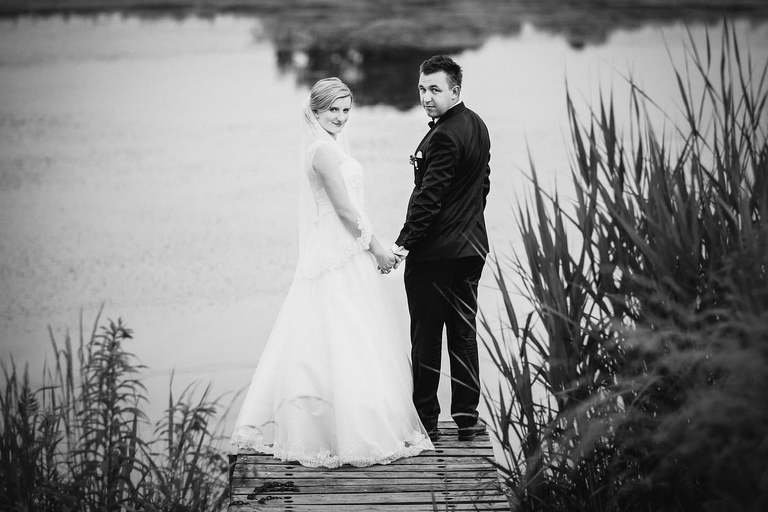 fotografia slubna slask, zdjecia slubne pszczyna, fotograf slubny pszczyna, zdjecia slubne slask, wesele markowy w pszczynie, slub w kosciele w jankowicach, zdjecia slubne katowice, dwoch fotografow na slub, fotografia slubna krakow, plener slubny w dniu slubu, sesja slubna w lesie