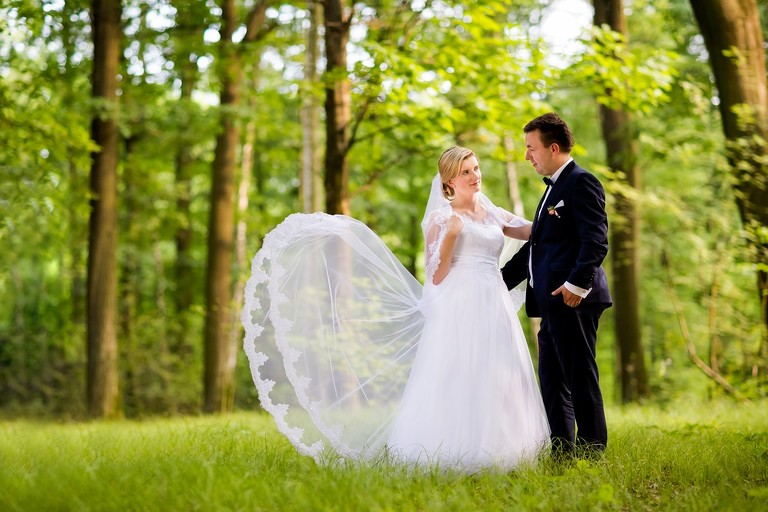 fotografia slubna slask, zdjecia slubne pszczyna, fotograf slubny pszczyna, zdjecia slubne slask, wesele markowy w pszczynie, slub w kosciele w jankowicach, zdjecia slubne katowice, dwoch fotografow na slub, fotografia slubna krakow, plener slubny w dniu slubu, sesja slubna w lesie