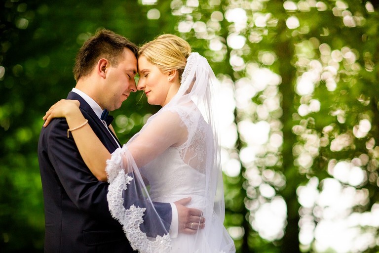 fotografia slubna slask, zdjecia slubne pszczyna, fotograf slubny pszczyna, zdjecia slubne slask, wesele markowy w pszczynie, slub w kosciele w jankowicach, zdjecia slubne katowice, dwoch fotografow na slub, fotografia slubna krakow, plener slubny w dniu slubu, sesja slubna w lesie