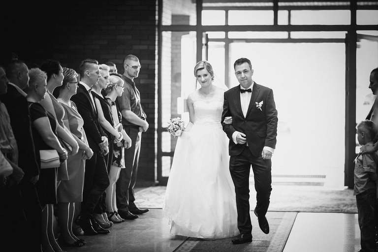 fotografia slubna slask, zdjecia slubne pszczyna, fotograf slubny pszczyna, zdjecia slubne slask, wesele markowy w pszczynie, slub w kosciele w jankowicach, zdjecia slubne katowice, dwoch fotografow na slub, fotografia slubna krakow, plener slubny w dniu slubu, sesja slubna w lesie