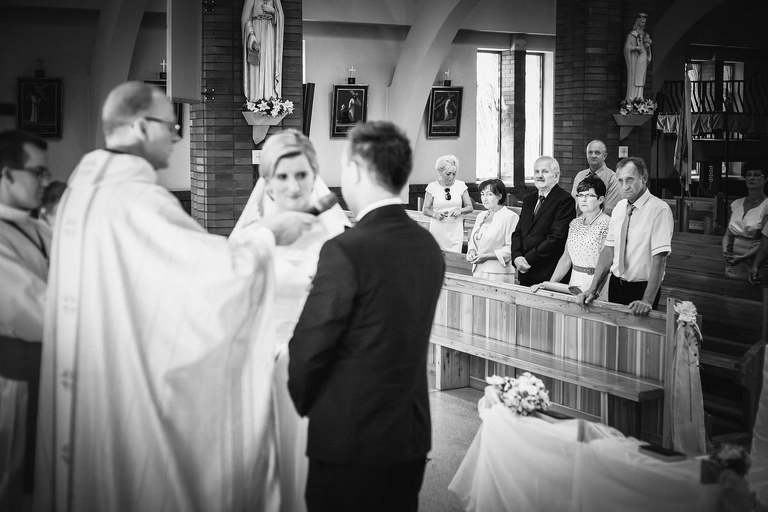 fotografia slubna slask, zdjecia slubne pszczyna, fotograf slubny pszczyna, zdjecia slubne slask, wesele markowy w pszczynie, slub w kosciele w jankowicach, zdjecia slubne katowice, dwoch fotografow na slub, fotografia slubna krakow, plener slubny w dniu slubu, sesja slubna w lesie