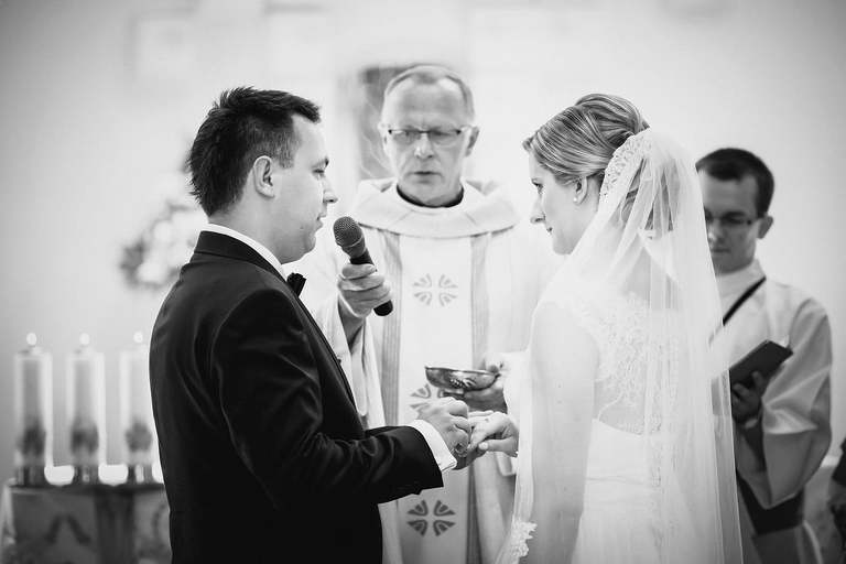 fotografia slubna slask, zdjecia slubne pszczyna, fotograf slubny pszczyna, zdjecia slubne slask, wesele markowy w pszczynie, slub w kosciele w jankowicach, zdjecia slubne katowice, dwoch fotografow na slub, fotografia slubna krakow, plener slubny w dniu slubu, sesja slubna w lesie